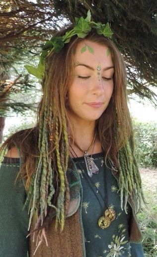 Green Hair Halloween Costumes, Fairy Dreads, Felt Dreadlocks, Cute Green Hair, Earthy Hair, Green Dreadlocks, Forest Pixie, Green Dreads, Hippie Dreads