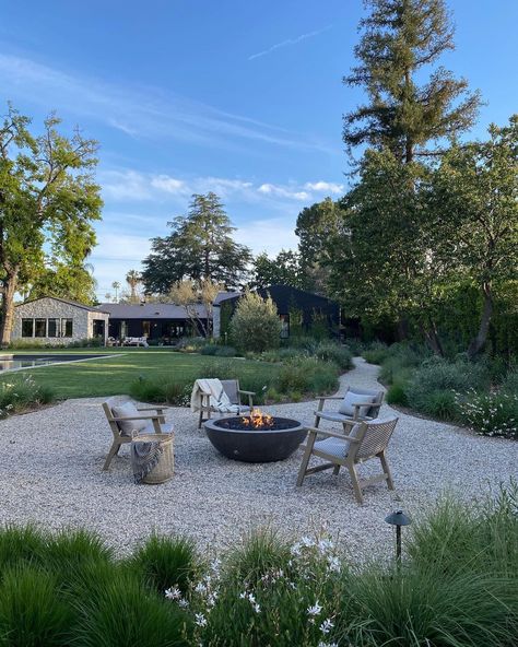 Amber Lewis (@amberinteriors) posted on Instagram: “@shoppeamberinteriors outdoor shoot in my backyard making everything look REEAAALLLL pretty! // landscape @gslastudio my house designed by…” • Apr 16, 2021 at 1:27am UTC Barbacoa Jardin, Gravel Patio, Amber Lewis, Fire Pit Area, Outdoor Shoot, Backyard Inspo, Home Landscaping, Outdoor Inspirations, Outdoor Fire