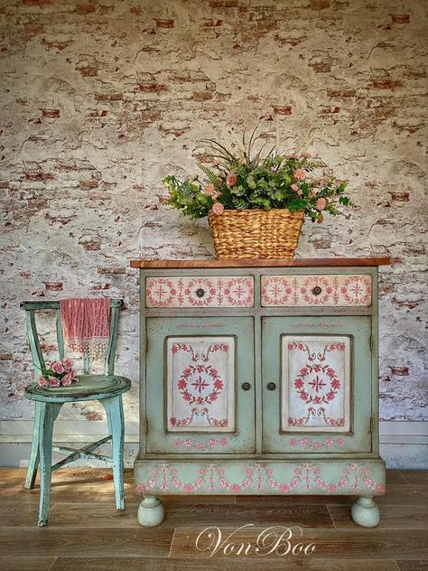 VonBoo Upcycling Furniture, Decoupage Decor, Decoupage Tissue Paper, Redesign With Prima, Flower Garland, Décor Diy, Flower Garlands, Decoupage Paper, Old World Charm