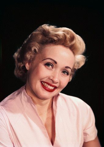 1950s Actresses, Jane Powell, Old Time Radio, Vintage Movie, Movie Star, Elizabeth Taylor, Vintage Glamour, Old Movies, Hollywood Glamour