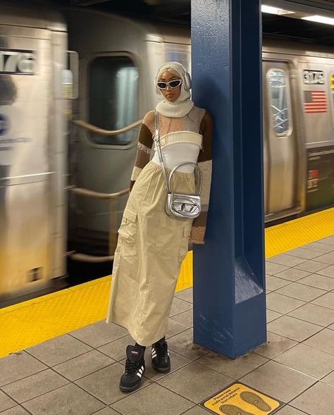 Hijabi Streetwear Skirt, Cargo Skirt Outfit Hijab, Street Wear Hijab, Hijabi Y2k, Hijabi Skirt Outfits, Skirt Outfits Hijab, Hijabi Streetwear, Cargo Skirt Outfit, Streetwear Skirt