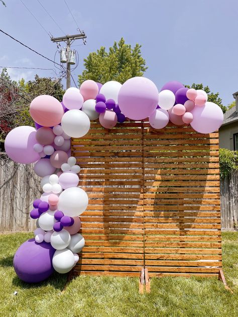 Purple Party Backdrop Ideas, Graduation Party Ideas Background, Graduation Party Colors Schemes, Lavender Theme Graduation Party, Light Purple Grad Party, Gcu Graduation Party, Purple Graduation Decorations, Purple And White Graduation Party, Lavender Grad Party