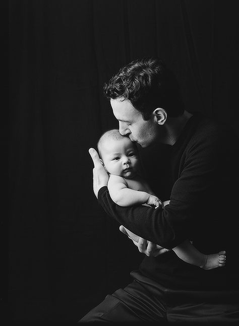 Father And Baby Photoshoot, Family Pictures Black And White, Daddy And Me Photo Shoot, Mommy Son Pictures, Son Photo Ideas, Studio Family Portraits, Mother Baby Photography, Family Studio Photography, Mother Photos