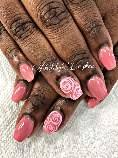 Pink Nail Inspo Almond Short, Rose Design On Nails, Derby Nails Design, Derby Nails Kentucky, Kentucky Derby Nails Art, Nail Rose Designs, Nail Art With Roses, Kentucky Derby Nails, Pink Roses Nails