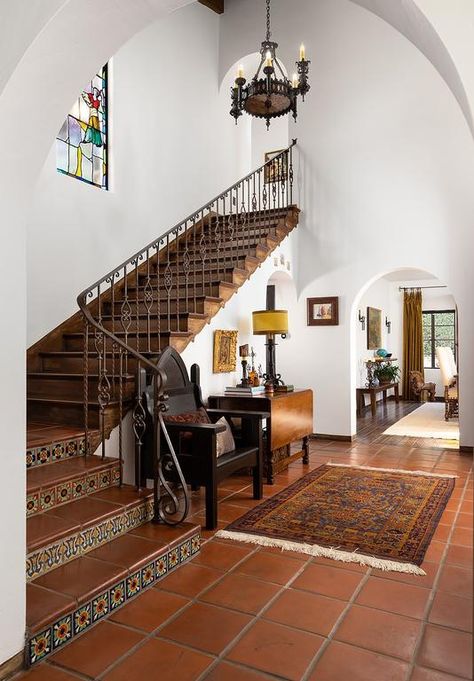 Spanish Tile Stairs, Spanish Floors, Mexico House Mexican Style, Spanish House Interior, Staircase Room, Hacienda Style Homes Mexican, Spanish Revival Interior, House Design Aesthetic, Mexico Houses