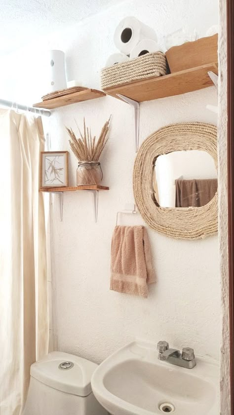 Bathroom Boho Chic, Bad Boho Style, Beige Bathroom Ideas Decor, Cozinha Boho Chic, Boho Chic Bathroom Ideas, Bathroom Floating Shelves Above Toilet, Bathroom Boho Decor Ideas, Casa Estilo Boho Chic, Floating Shelves Above Toilet