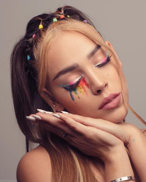 Danna Paola Rivera Munguía Japanese Sun, Sun Hoodie, Pride Makeup, Face Art Makeup, Chic Makeup, Rainbow Makeup, Creative Eye Makeup, Pride Outfit, Make Up Looks