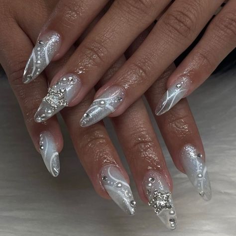 Silver Jewel Nails, Silver Douyin Nails, Silver Nails With Gems, Almond Nails Charms, Silver Gem Nails, Erika Titus Nails, Pearl Nails Design, Nail Art With Gems, Pearl Nail Designs