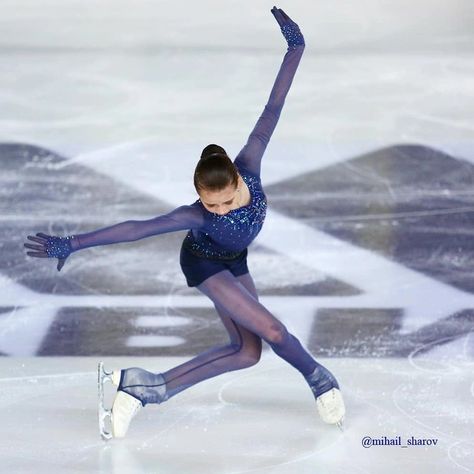 Russian Figure Skating, Figure Ice Skates, Figure Skating Outfits, Skating Aesthetic, Solo Dress, Ice Skating Rink, Russian Figure Skater, Spin Out, Skating Outfits