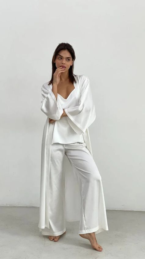 How to Elevate Your Sleepwear Wardrobe - Theunstitchd Women's Fashion Blog Pijama Satin, Silk Pajamas Set, Bride Pajama, Pajamas Aesthetic, Pijamas Women, Robe Silk, Bridal Pajamas, Pants Silk, White Pajamas