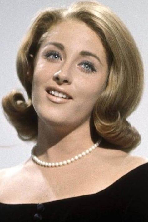 July 20, 1963: Lesley Gore released "Judy's Turn To Cry", the follow up to her number one hit, "It's My Party." Lesly Gore, Leslie Gore, Lesley Gore, American Bandstand, 60s Music, Janis Joplin, Music History, Female Singers, Freddie Mercury