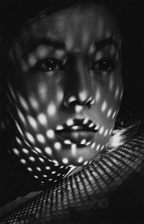 LISA FONSSAGRIVES by Fernand Fonssagrives 1950 Shadow Theatre, Photo Hacks, Irving Penn, Shadow Photography, Foto Tips, Shadow Play, Foto Art, Black White Photos, Portrait Inspiration