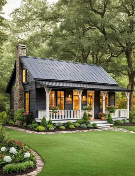 Guest House Backyard, Small Guest House, Black Houses, Small Cottage Homes, House Backyard, Rest House, Garage Apartment, Cottage Plan, Small Cottage