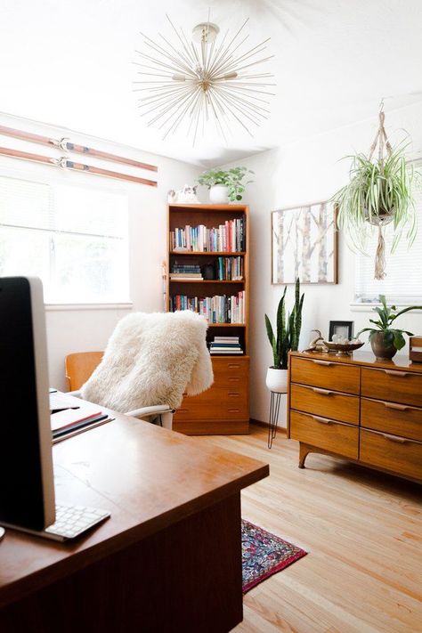 We spoke with HeyJune, an energy consultant, tarot reader, and business strategist, about the best work-from-home space for each star sign (also known as the sun sign or main zodiac sign). #hunkerhome #zodiac #workspace #workspaceideas #zodiacsign Dresser In Office Ideas, Office Art Room Combo, Colorful Boho Office, Mcm Office Ideas, Office Gym Combo Ideas, At Home Office Ideas Small Spaces, Office Den Room Ideas, Contemporary Office Interior Design, Home Office Guest Room