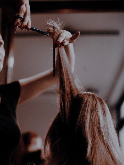 Hairdresser Aesthetic Job, Aesthetic Salon Pictures, Cosmetology School Aesthetic Hair, Hairdresser Aesthetic Salon, Cosmotology Pictures Aesthetic, Hairdressing Aesthetic, Hair Salon Photography, Hairdresser Aesthetic, Cosmetologist Aesthetic