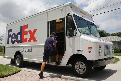 FedEx to End Ground Delivery Partnership With Amazon #daily #news #hypebeast #mux #muxjasper #fivedoubleues Graduation Guest Outfit, Job Clothes, Delivery Pictures, United Parcel Service, Innovative Packaging, Normal Delivery, Jobs For Teens, New Photo Download, Package Delivery