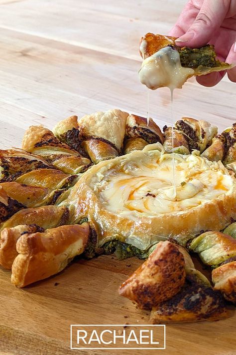 Pesto Puff Pastry Wreath, Brie Pesto Puff Pastry, Pesto Brie Appetizer, Puff Pastry Wreath Appetizer, Wrapped Brie Recipes, Wreath Shaped Appetizers, Puff Pastry Wreath Recipes, Brie And Puff Pastry Recipes, Baked Brie Recipes Puff Pastry