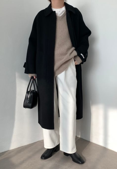 Minimal Outfit Winter, Winter Minimalist Outfit, High End Fashion Designer, Outfits Minimal, Outfit Minimal, Cold Fashion, Winter Outfits Casual, Academia Outfits, Designer Outfit