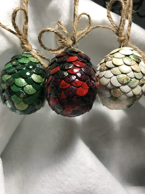 Dnd Christmas Decorations, Game Of Thrones Christmas Ornaments, Geek Christmas Tree, Game Of Thrones Crafts Diy, Dnd Ornaments Diy, Dungeons And Dragons Christmas Tree, Dnd Christmas Tree, Dragon Christmas Ornament, Game Of Thrones Christmas Tree