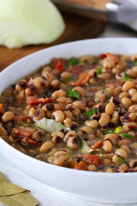 Purple Hull Peas in a white bowl. Purple Hull Peas Recipe, Blackeyed Pea Recipes, Peas Recipes, Black Eyed Peas Recipe, Peas Recipe, Homemade Cornbread, Tomato Tart, Fall Cooking, Pea Recipes