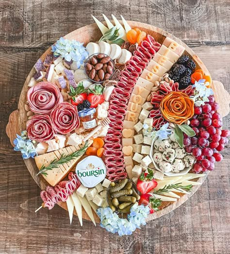 Circle Charcuterie Board Ideas, Beautiful Charcuterie Board Ideas, Presentation Plateau Charcuterie, Engagement Charcuterie Board, Beautiful Charcuterie Boards, Wedding Shower Charcuterie Board, Round Charcuterie Board Ideas, Circular Charcuterie Board, Circle Charcuterie Board