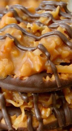 No Bake Samoa Cookies (Girl Scout Copycat) No Bake Copycat Samoa Girl Scout Cookies 12 Tomatoes, No Bake Caramel Cookies, Recipes Biscuits, Diy Christmas Cookies, Christmas Cookie Exchange Recipes, Samoa Cookies, Cookie Exchange Recipes, Bake Recipes, Candy Recipes Homemade