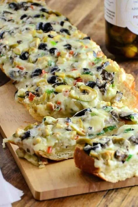 Pioneer Woman Olive Cheese Bread Olive Cheese Bread, Bite Size Appetizers Easy, Olive Bread, Bite Size Appetizers, The Finger Lakes, Italian Appetizers, Gooey Cheese, Finger Lakes, Snacks Für Party