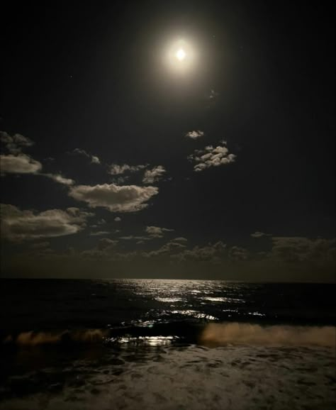 Sky Scenery, Moon Sea, Dark Beach, Ocean At Night, Beach At Night, Night Moon, Dark Paradise, Night Scenery, Night Vibes