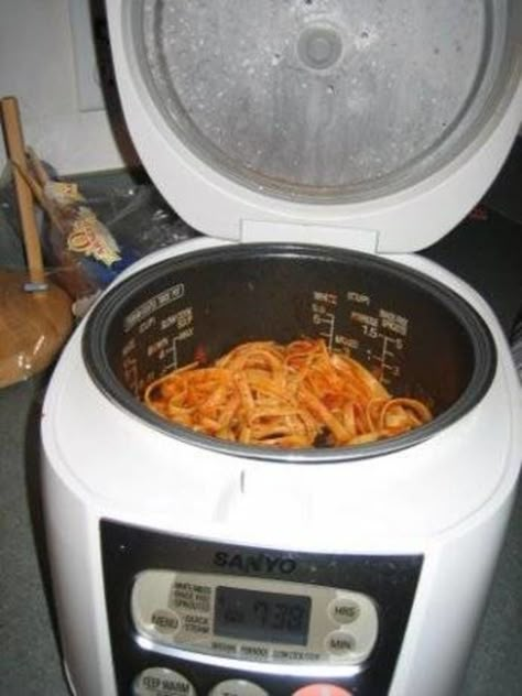 15 uses for your rice cooker besides making rice | Yardbarker Pasta In Rice Cooker, Vegan Rice Cooker Recipes, Rice Cooker Pasta, Quinoa In Rice Cooker, Aroma Rice Cooker, Cooker Cake, Microwave Rice, Veggie Frittata, Rice On The Stove