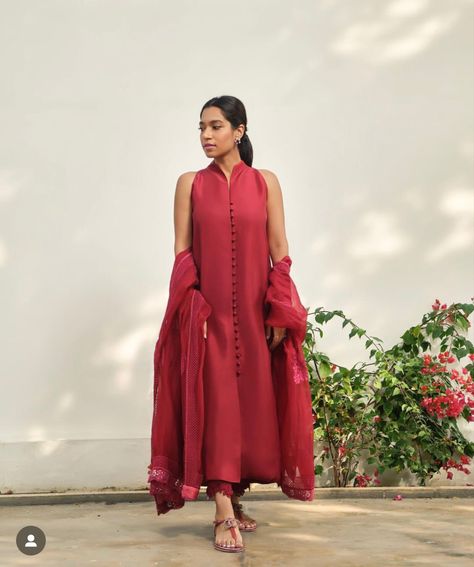 Cotton Kurti Set Designs Latest, Latest Suit Designs Indian 2020, Plain Fabric Kurti Design, Organza Kurti Designs Latest, Straight Kurti Designs, Ootd Indian, Sleeveless Kurti, Woolen Suit, Suit Punjabi