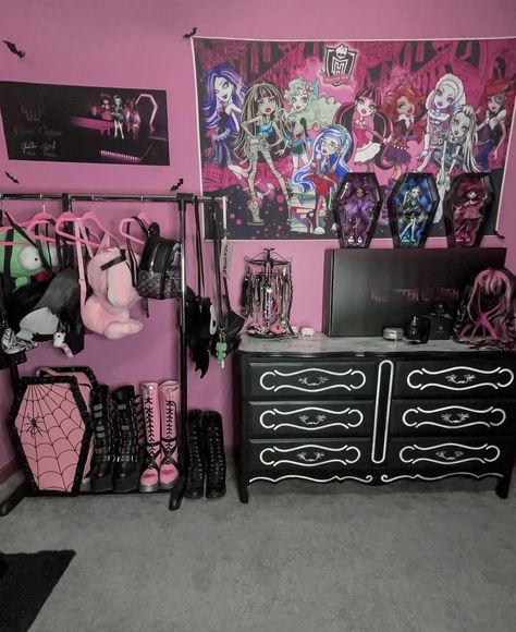 Emo Bedroom Aesthetic, Emo Bedroom, Monster High Bedroom, Monster High Room, Emo Room, 2000s Room, Y2k Bedroom, High Room, Scene Room