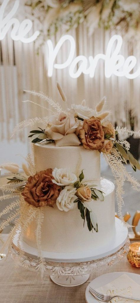 Decorate Cake, Beach Wedding Tables, Rustic Wedding Colors, Fall Barn Wedding, Boho Wedding Cake, Country Wedding Cakes, Intimate Backyard Wedding, Food Handling, Beach Wedding Cake