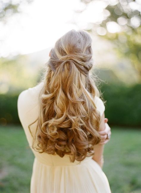 beautiful hairstyle, reminds me of Aurora's hair from Sleeping Beauty Aesthetic Aurora, Jacaerys Velaryon, Titan Aesthetic, Disney Au, Elegant Wedding Hair, Ombré Hair, Vintage Princess, Wedding Hair Makeup, Disney Aesthetic