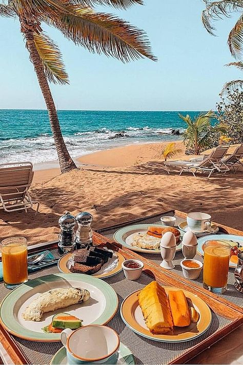 Breakfast On The Beach, Beach Breakfast, Affordable Honeymoon, Vacation Meals, Brunch Table, Honeymoon Places, Beach Honeymoon, Honeymoon Packages, Beach Living