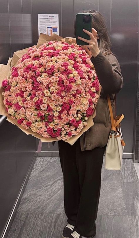 Beautiful Winter Pictures, Luxury Birthday Gifts, Luxury Flower Bouquets, Flower Photoshoot, Prettiest Bouquet, Boquette Flowers, Flowers Bouquet Gift, Nothing But Flowers, Giant Flowers