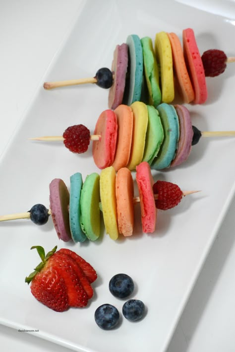 Pancakes On A Stick, Food On A Stick, Kids Pancakes, Rainbow Pancakes, Fun Breakfast, St Patricks Day Food, Birthday Breakfast, Mini Pancakes, Rainbow Food