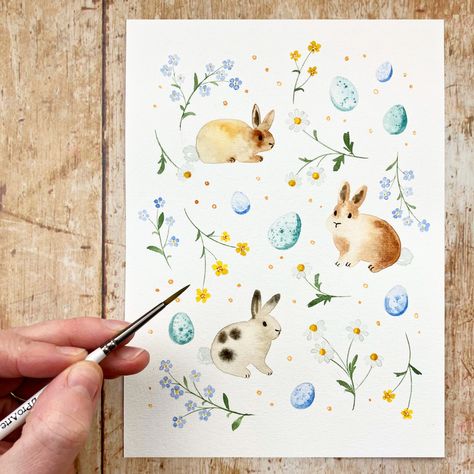 Paint easy easter favourites with me: watercolour easter eggs, Easter bunnies, forget me nots, buttercups and daisies in this cute easter pattern tutorial. #watercolour #easter #easterart #eastercraftsforkids How To Paint A Rabbit, Easter Watercolor Paintings Easy, Watercolour Easter Cards, Easter Watercolor Cards, Watercolour Bunnies, Watercolor Easter Cards, Watercolour Easter, Watercolour Bunny, Easter Bunny Art