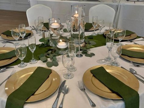 Olive Green Decorations Party, Olive Green Table Setting, Green Table Runner Wedding, Chargers Wedding, Eid Dinner, Chic Tablescape, Green Charger Plates, Green Table Settings, 21 Dinner