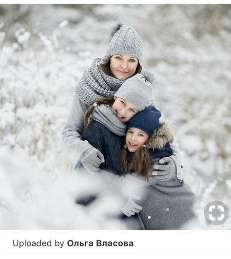 Snow Photoshoot Family, Winter Family Photoshoot Ideas, Winter Photoshoot Ideas Family, Family Snow Photoshoot, Winter Photoshoot Family, Family Winter Photoshoot, Winter Picture Ideas, Snow Family Pictures, Photo Ski