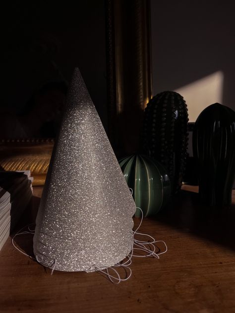 Sparkling silver birthday hat at dawn #aesthetic #dawn #birthdayparty #birthdaypartyideas #birthdayboy #birthdaygirl #silver #glitter Birthday Silver Decoration, Party Hat Aesthetic, Birthday Hat Aesthetic, Silver Party Aesthetic, Birthday 15 Aesthetic, Silver Themed Birthday Party, Glitter Themed Party, Blue And Silver Party, Glitter 21st Birthday