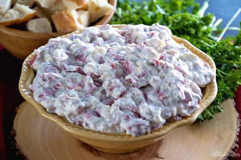 Corned Beef Bagel Dip ~ Quick and Easy Dip Perfect for Entertaining! Easy Appetizer to Serve When Hosting Your Next Party! ~ https://www.julieseatsandtreats.com Bagel Dip Dried Beef, Dip Video, Bagel Dip, Homemade Ranch Dip, Beef Dip, Dried Beef, Corn Beef, Easy Dip, Corned Beef Recipes