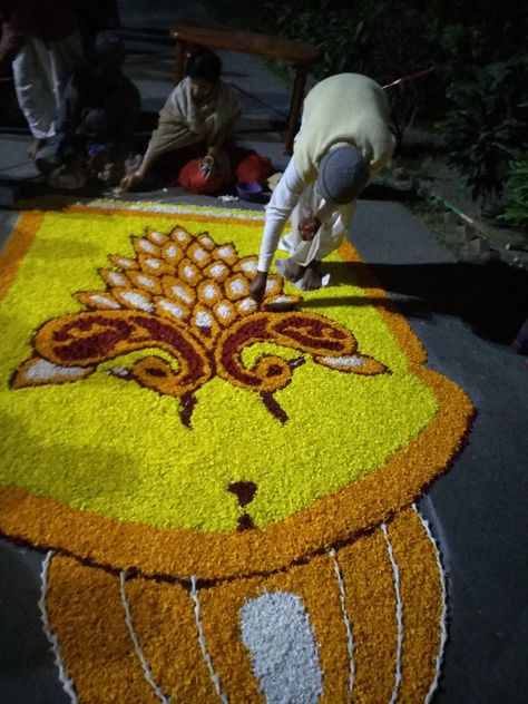 Peacock flower rangoli design of a jharoka Peacock Flower Rangoli, Rangoli With Flowers Petals, Floral Rangoli Designs Flower, Floral Rangoli Designs, Rangoli With Flowers, Floral Rangoli, Flower Peacock, Ganpati Decoration Theme, Pookalam Design