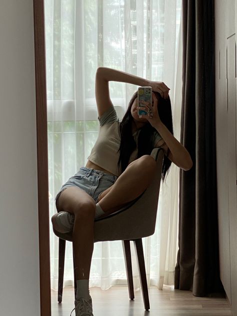 Aesthetic Face Hide Pose, Faceless Pics Aesthetic For Insta, Poses That Hide Your Face, Hiding Face Photography, Aesthetic Faceless Pics, Faceless Pic Ideas, Candid Photography Women, Faceless Picture Ideas, Aesthetic Girl Faceless