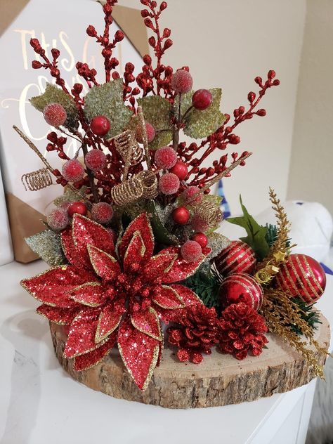 Christmas Flower Decorations, Christmas Decor Ideas Outdoor, Săpunuri Handmade, Christmas Decorations Centerpiece, Christmas Centers, Diy Christmas Decor, Christmas Flower Arrangements, Christmas Table Centerpieces, Christmas Floral Arrangements