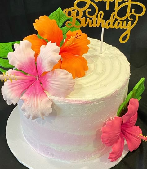 Easy Luau Cake, Birthday Themes Hawaiian, Hibiscus Flower Birthday Party, Hawaiian Bday Cake, Tropical Birthday Cake Simple, Hawaiian Themed Birthday Cake, Hawaiian Theme Cake Luau Birthday, Aloha Cake Ideas, Hawaiian Cake Design