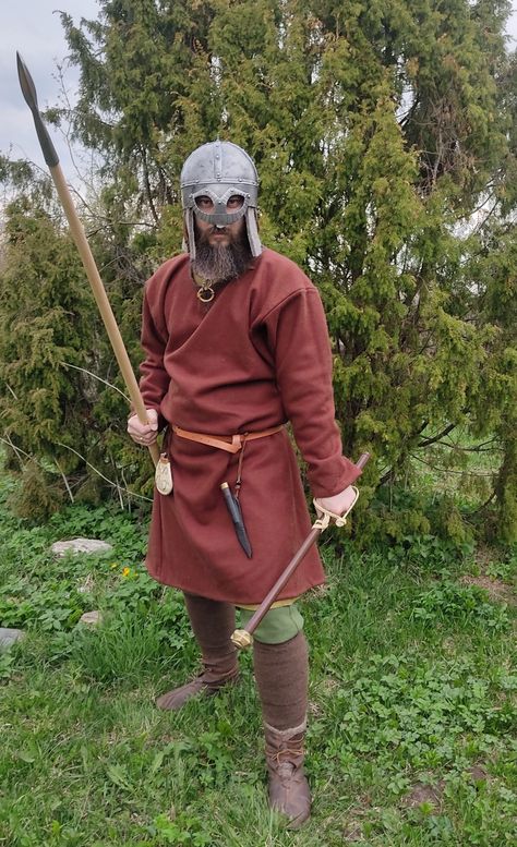 Historical reenactment of the image of the Norwegian Viking IX-X ad Gjermundbu helmet. Gjermundbu Helmet, Viking Outfit, Medieval Soldier, Medieval Tunic, Soldier Helmet, Scandinavian History, Norwegian Vikings, Historical Viking, Viking Garb