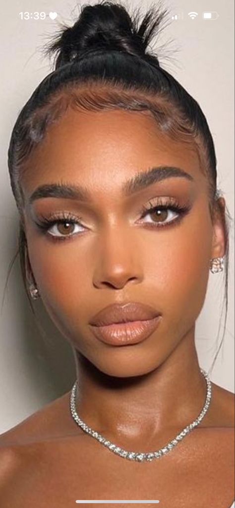 Lory Harvey Makeup, Victoria Secret Makeup Black Women, Lory Harvey Outfit, Glowy Makeup Black Women, Victorias Secret Make Up, Romantic Archetype Makeup, Romantic Makeup Archetype, Light Brown Skin Makeup, Extension Black Women