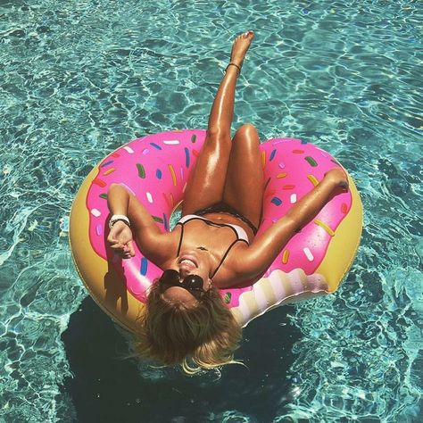 Donut Float, Summer Survival Kit, Instagram Baddies, Beautiful Beach Pictures, Beach Pink, Pool Picture, Her Campus, Tropical Beaches, Pool Floats