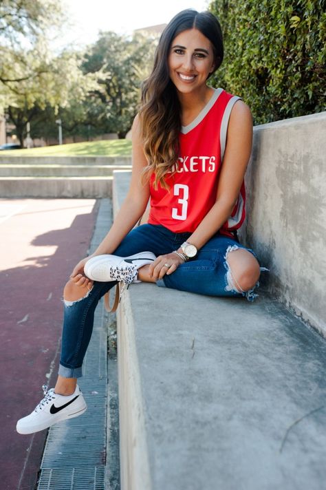 How to Style Your Home Teams Jersey 3 Different Ways | Dress Up Buttercup Jersey Outfit Winter, Jersey Outfit Ideas, Basketball Game Outfit Women, Sporty Casual Outfits, Dress Up Buttercup, Basketball Jersey Outfit, Basketball Game Outfit, Football Jersey Outfit, Sporty Looks