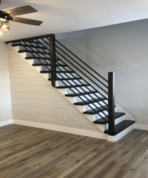 Stair Banister Ideas Modern, Basement Staircase Railing, Iron Rod Staircase, Indoor Staircase Railings, Metal Handrails For Stairs Indoor, Iron Hand Rails For Stairs, Step Railing Ideas Indoor, Simple Stair Railings, Rod Iron Stair Railing